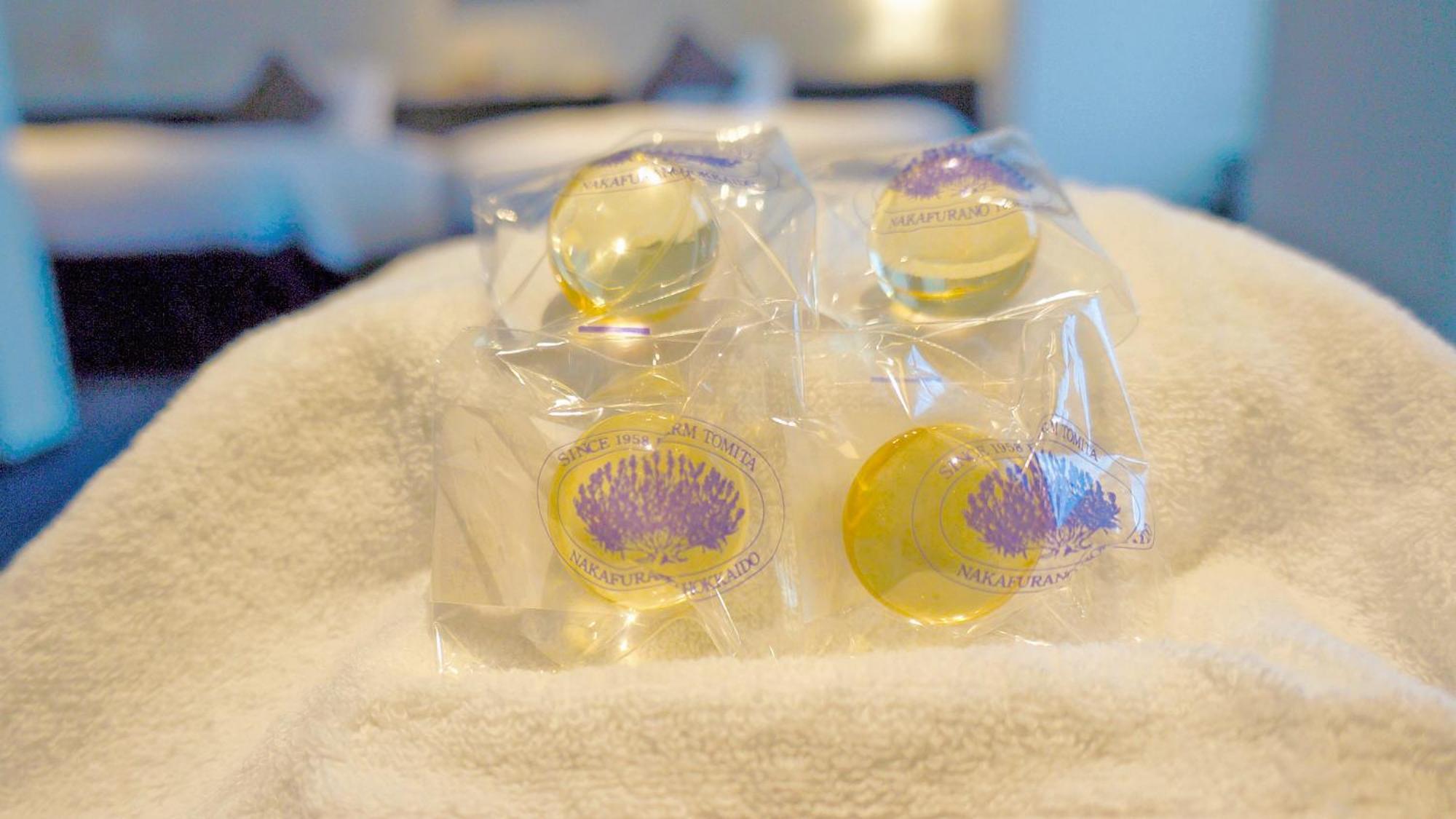 Sapporo Grand Hotel Chambre photo A set of four glass soap dishes