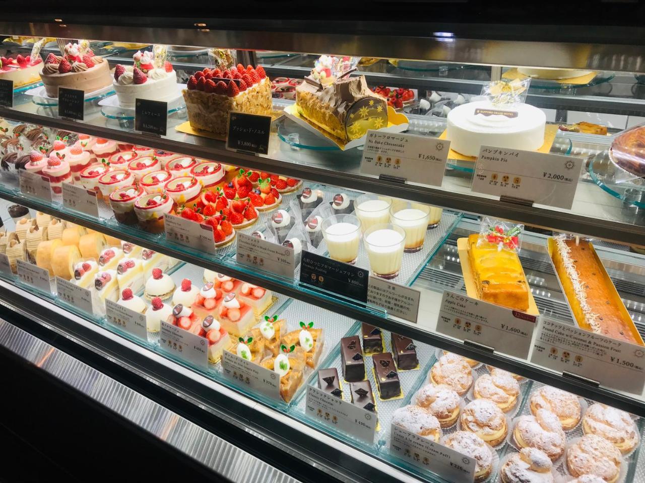 Sapporo Grand Hotel Extérieur photo A display case of pastries